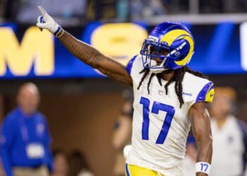 Rams surge to top of the NFC, blowing out Buccaneers for their sixth straight win