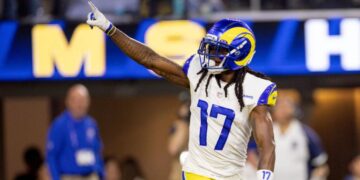 Rams surge to top of the NFC, blowing out Buccaneers for their sixth straight win