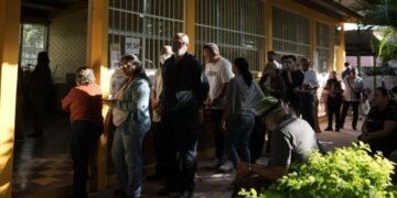 Hondurans vote to elect new president in a close race under shadow of Trump’s surprise intervention