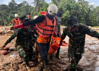Indonesians hunt desperately for food and water after flooding that killed more than 400