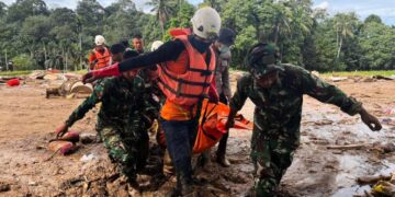 Indonesians hunt desperately for food and water after flooding that killed more than 400