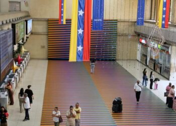 Airlines cancel flights to Venezuela after FAA warns of worsening security, military activity