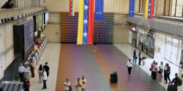 Airlines cancel flights to Venezuela after FAA warns of worsening security, military activity