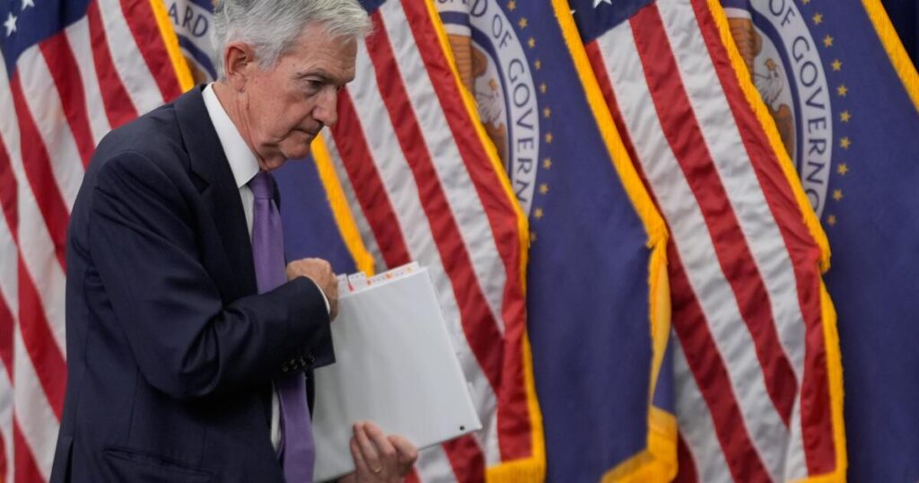 Federal reserve officials sharply split over rate cut amid economic uncertainty