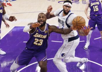 Former Lakers star Anthony Davis makes long-awaited return to L.A. after trade