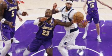 Former Lakers star Anthony Davis makes long-awaited return to L.A. after trade