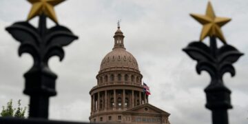 Supreme Court temporarily blocks ruling that thwarted Texas’ redistricting plan