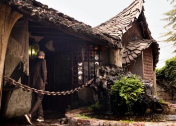 L.A.’s famous ‘Hobbit Houses’ have a new owner. He calls himself the ‘King of Storybook’