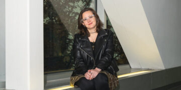 Young Workers, Eyeing Their Careers, Learn to Embrace the Office