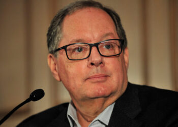 R. Bruce Dold, Chicago Tribune Publisher and Pulitzer Winner, Dies at 70