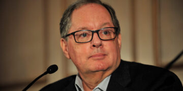 R. Bruce Dold, Chicago Tribune Publisher and Pulitzer Winner, Dies at 70