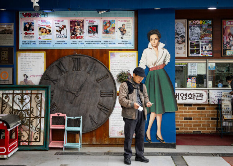 With Cheap Tickets and Lax Etiquette, a Theater Builds an Older Fan Base