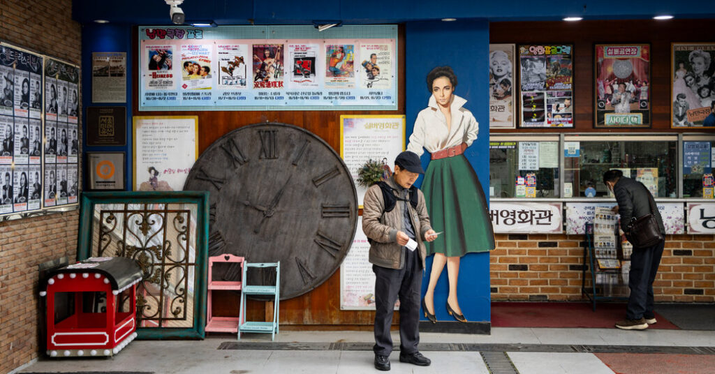 With Cheap Tickets and Lax Etiquette, a Theater Builds an Older Fan Base