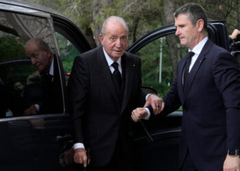 A Former King Seeks an Exit From Exile but Finds No Royal Treatment