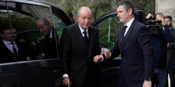 A Former King Seeks an Exit From Exile but Finds No Royal Treatment