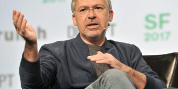 Apple’s A.I. Chief, Who Failed to Deliver a Smarter Siri, Is Retiring