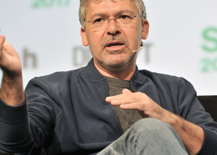 Apple’s A.I. Chief, Who Failed to Deliver a Smarter Siri, Is Retiring