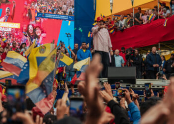 Rotating Beds and Cellphones, Maduro Plans to Outlast Trump