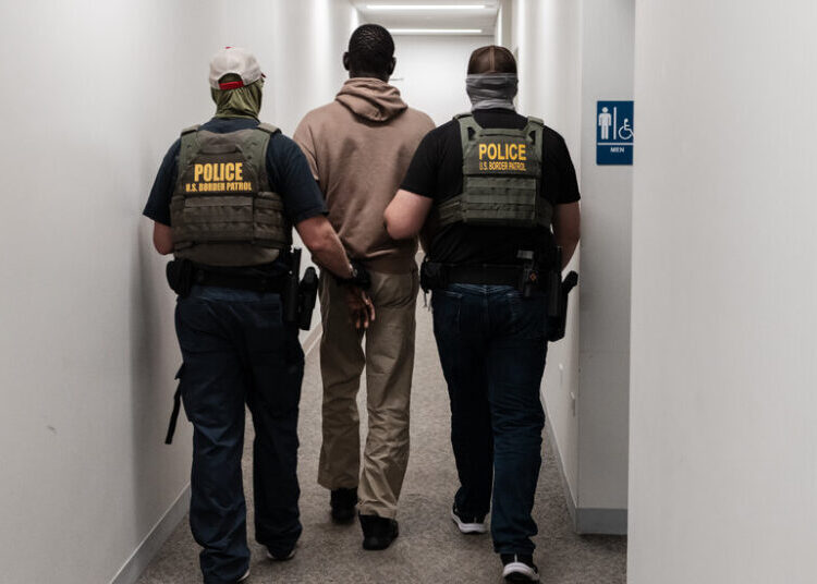 Democrats’ Proposal Would Halt Courthouse Arrests of Migrants