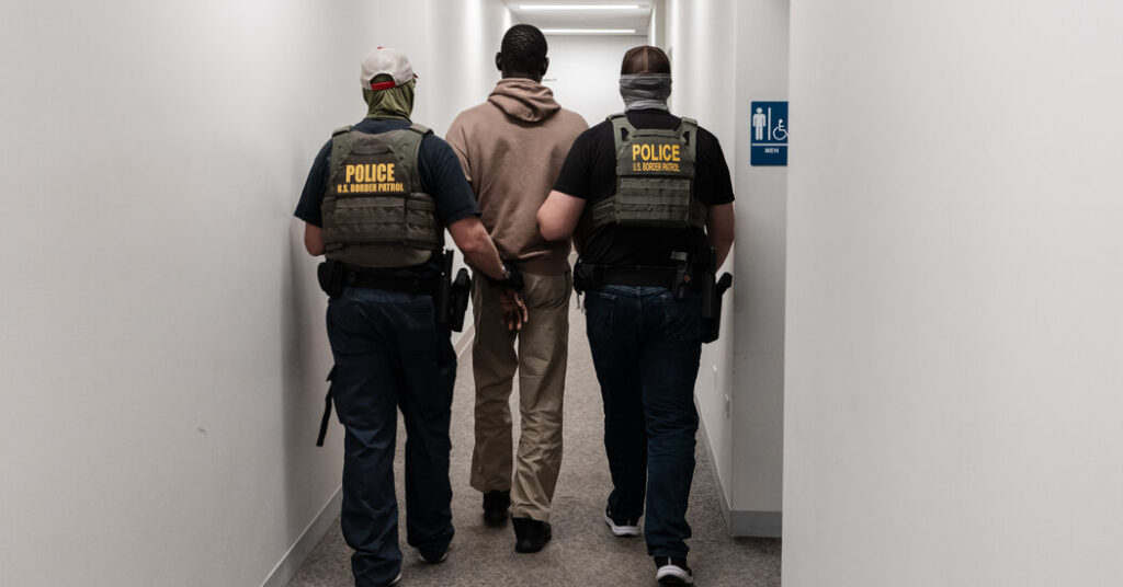 Democrats’ Proposal Would Halt Courthouse Arrests of Migrants