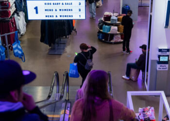 Holiday Spending Shows Effects of an Uneven Economy