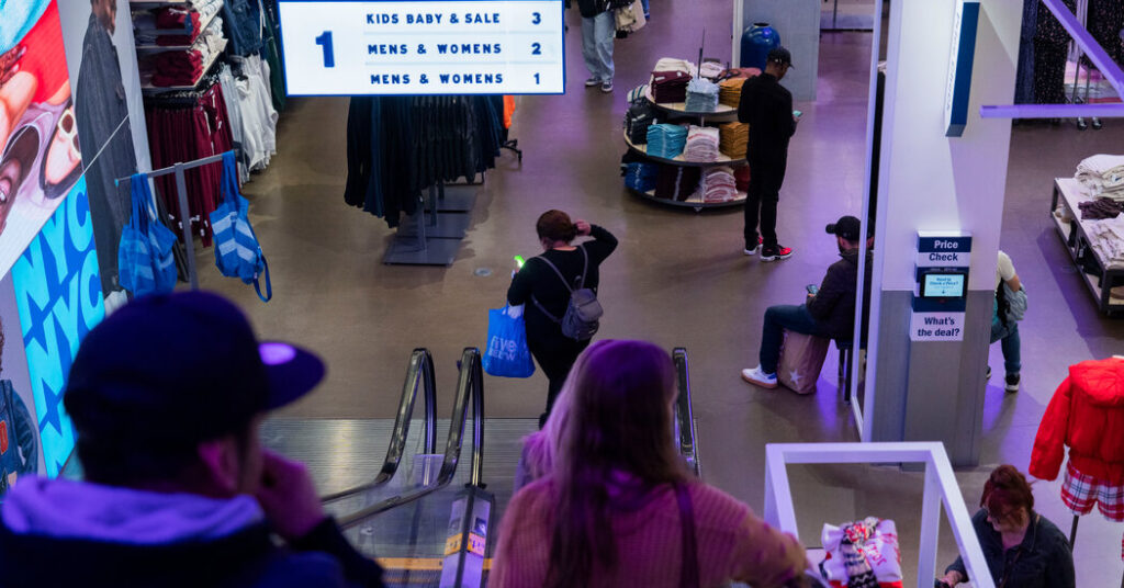 Holiday Spending Shows Effects of an Uneven Economy