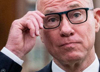 F.A.A. Chief Failed to Divest Airline Holdings as Promised, Ethics Agency Says