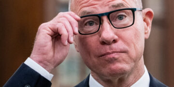 F.A.A. Chief Failed to Divest Airline Holdings as Promised, Ethics Agency Says