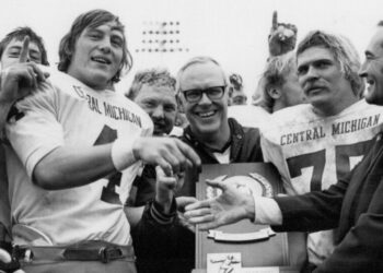 Roy Kramer, Transformational Executive in College Sports, Dies at 96