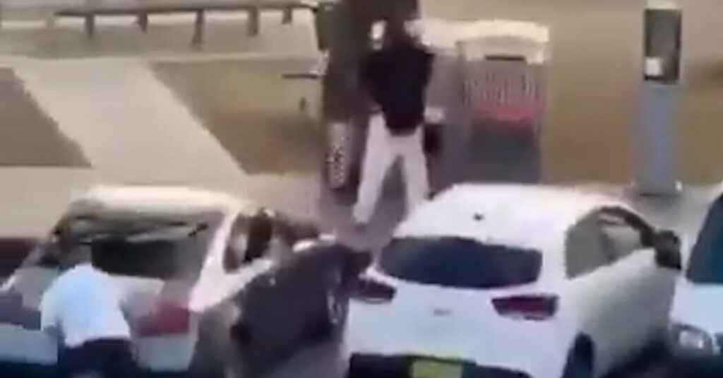 Bystander Tackled and Disarmed One of the Sydney Gunmen, Video Shows