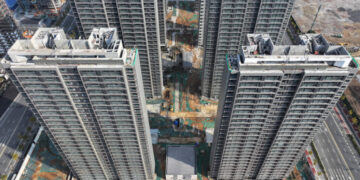 China Nears First Investment Decline in 3 Decades After Sharp Monthly Drop