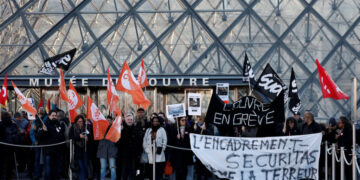 Louvre Museum Staff Go on Daylong Strike, Shutting Out Tourists