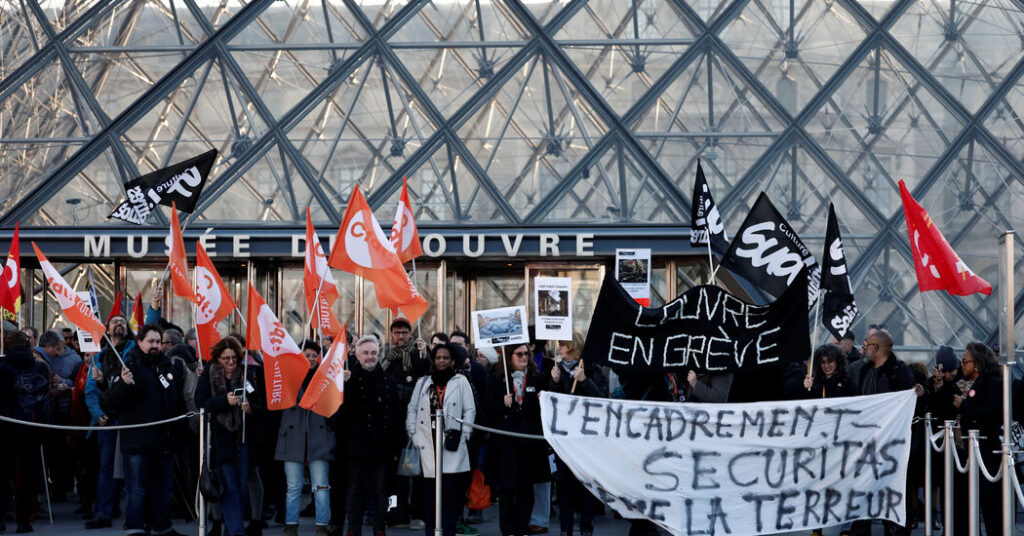 Louvre Museum Staff Go on Daylong Strike, Shutting Out Tourists