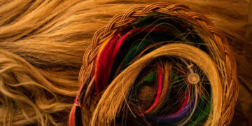 Flowers of Horsehair, a Chilean Specialty, Travel to Qatar