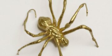 Exhibition Highlights Jewelry by 45 Female Artists