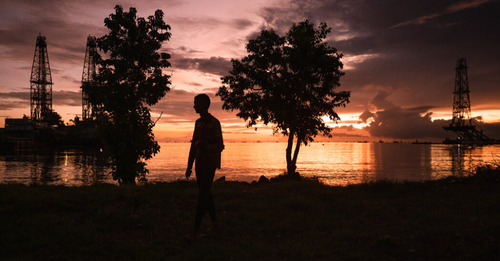 Venezuela’s Oil Is a Focus of Trump’s Campaign Against Maduro