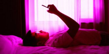 Alarming Research Finds People Hooked on AI Far Are More Likely to Experience Mental Distress