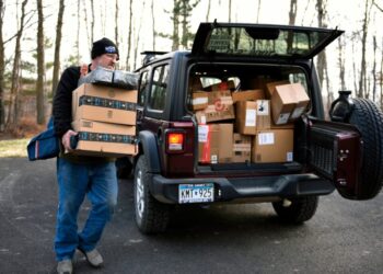 Amazon eyes expanding delivery network after talks with USPS stall