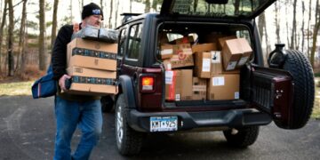 Amazon eyes expanding delivery network after talks with USPS stall