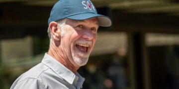 Netflix cofounder started his career selling vacuums door-to-door before college—now, his $440 billion streaming giant is buying Warner Bros. and HBO