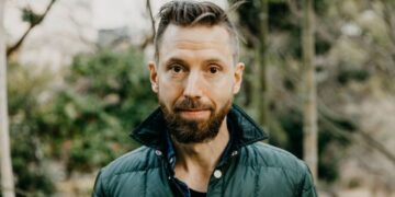 After he ‘fired himself’ from a Fortune 100 job that paid up to $800k, the ‘Mister Rogers’ of Corporate America shows Gen Z how to handle toxic bosses