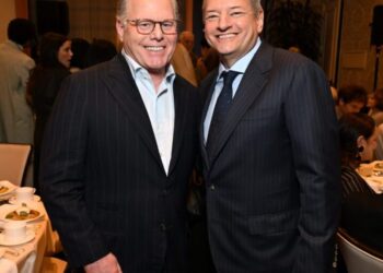 A Thanksgiving dealmaking sprint helped Netflix win Warner Bros.