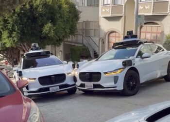 Two Self-Driving Waymos Just Crashed Into Each Other, Trapping a Third Waymo