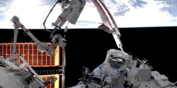 Chinese Astronauts Clamber Outside Space Station to Inspect Damaged Spacecraft