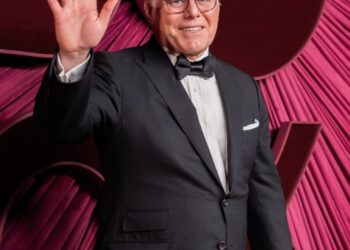 Mario Gabelli signals support for Paramount in Warner fight