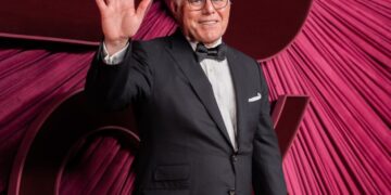 Mario Gabelli signals support for Paramount in Warner fight