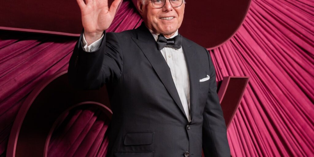 Mario Gabelli signals support for Paramount in Warner fight