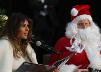 Obama Gives Melania a Master Class on How to Read to Kids