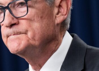 Top economist Diane Swonk: Jerome Powell risks losing the Fed’s credibility on a gamble about AI and immigration