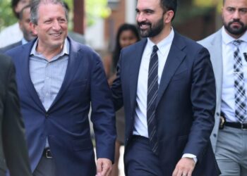 Brad Lander, with backing from Sanders and Mamdani, takes fight to Levi Strauss heir in lower Manhattan